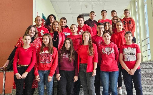 Zajednika fotografija za dan crvenih haljina